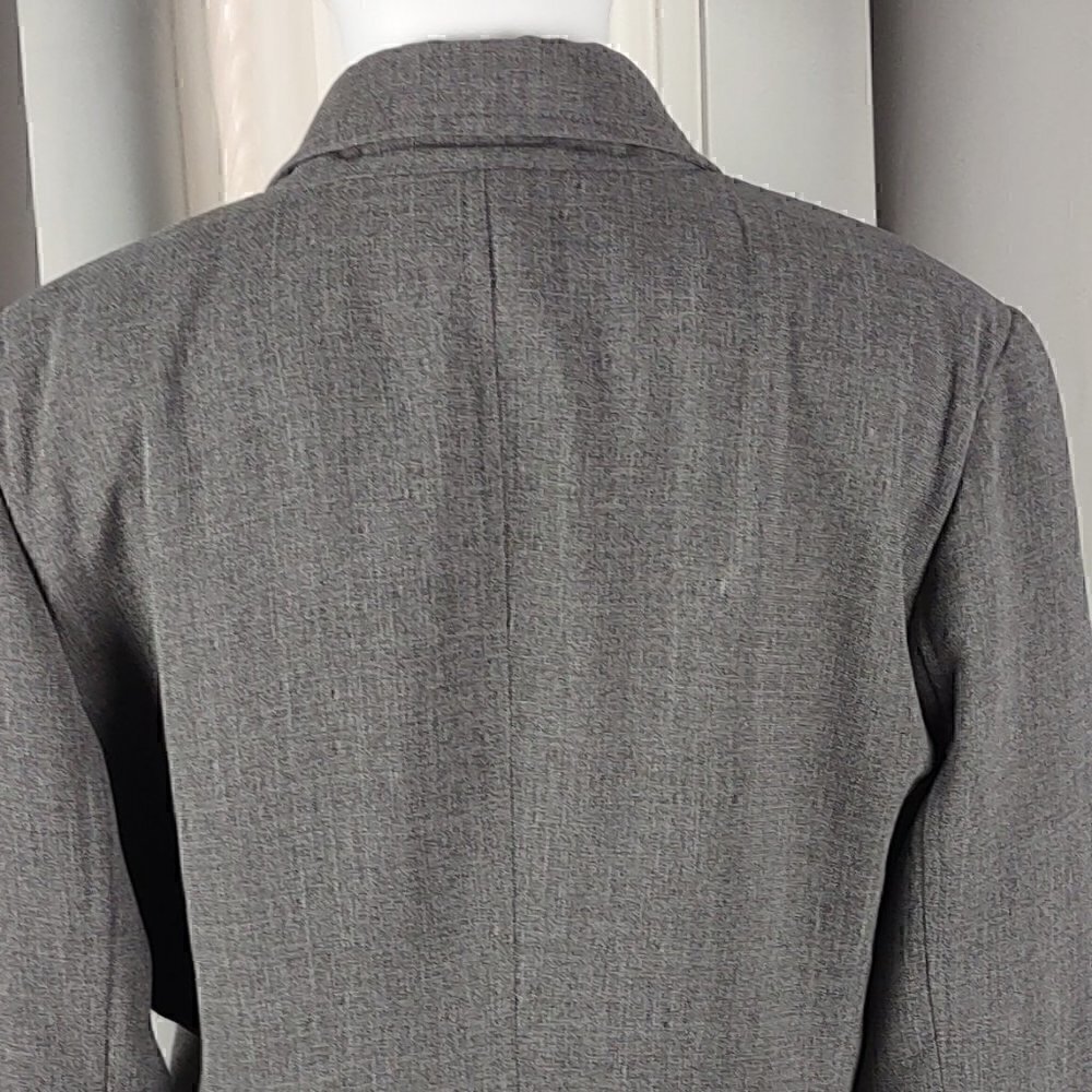 Petite Sophisticate 4 Button Gray Jacket with Brooch (can be removed). Size 10 - Picture 5 of 10